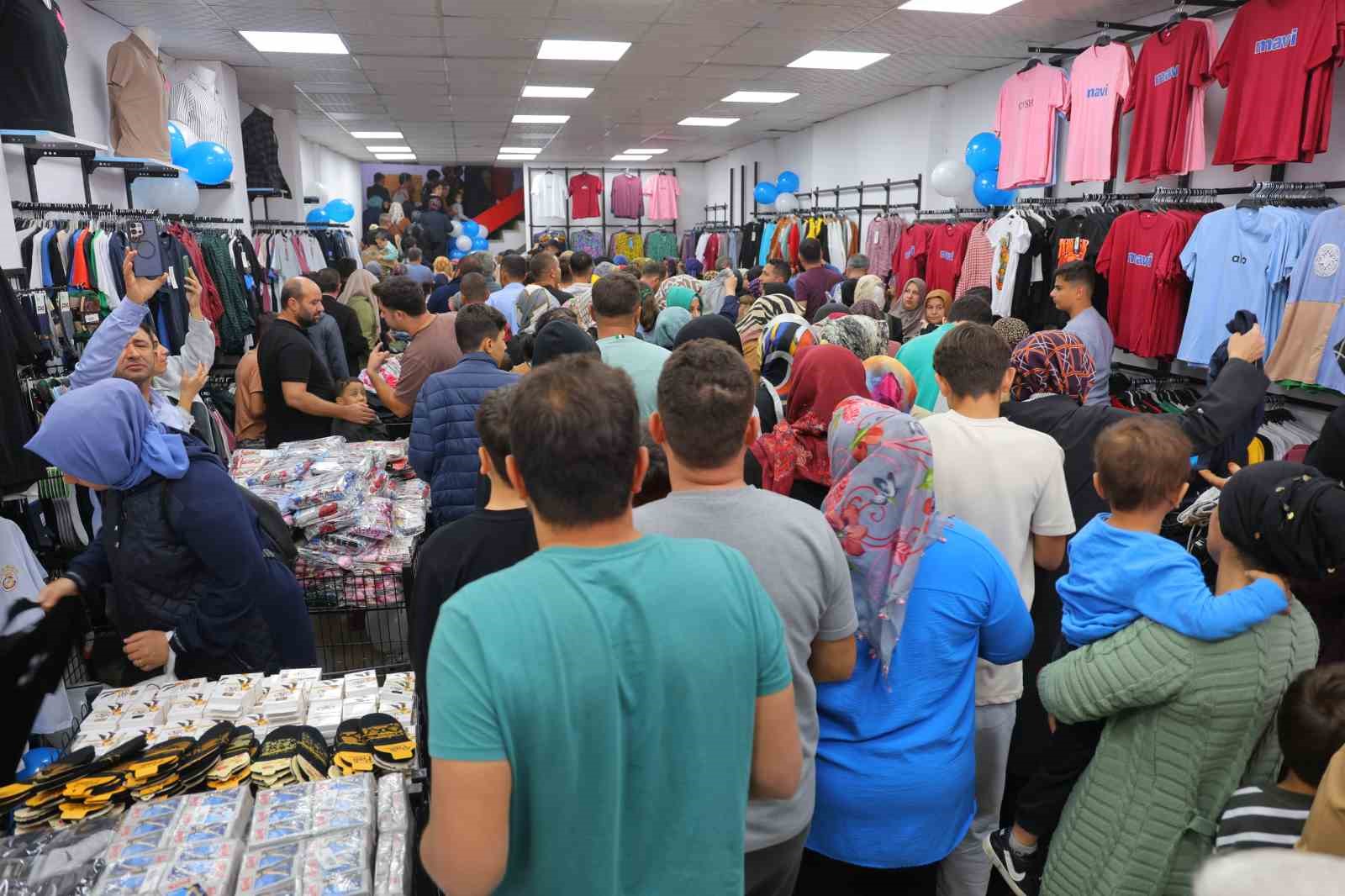 Giyim mağazasında indirim izdihama neden oldu