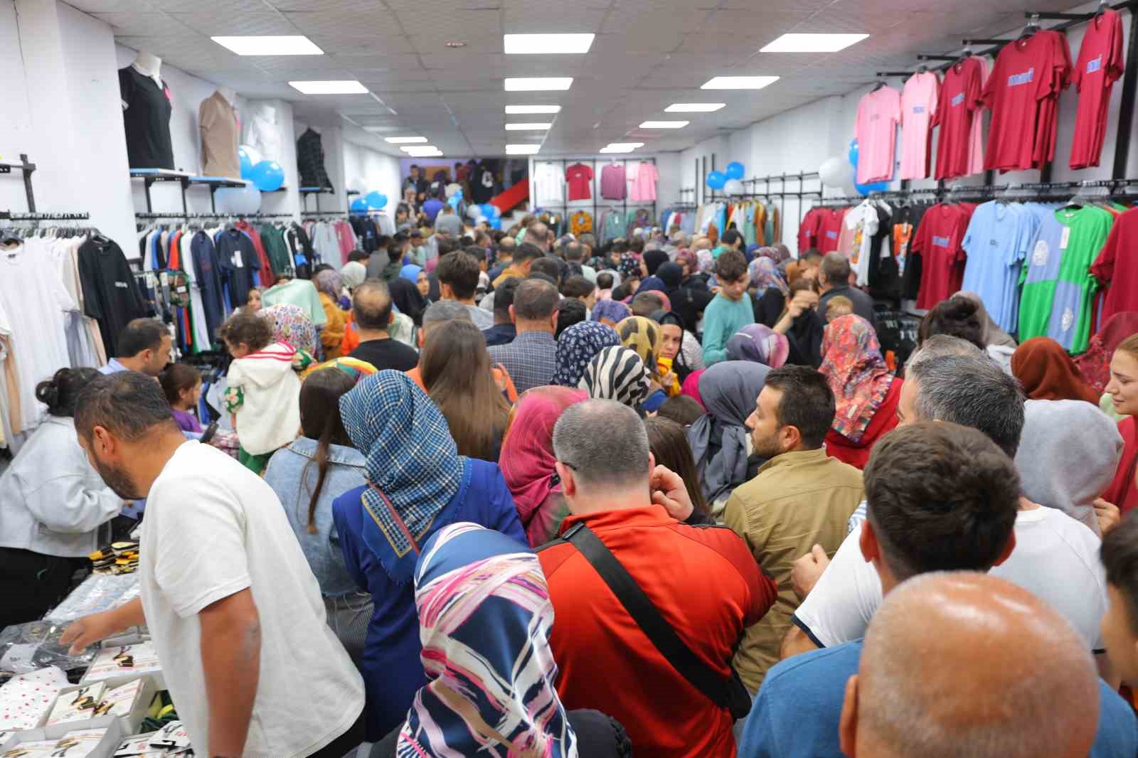 Giyim mağazasında indirim izdihama neden oldu