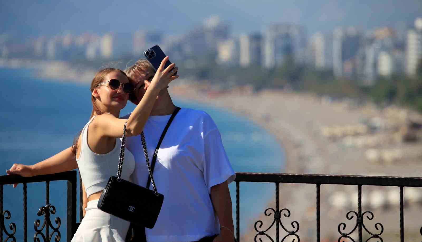 Türkiye kışı yaşarken, Antalya’da yazdan kalma günler devam ediyor