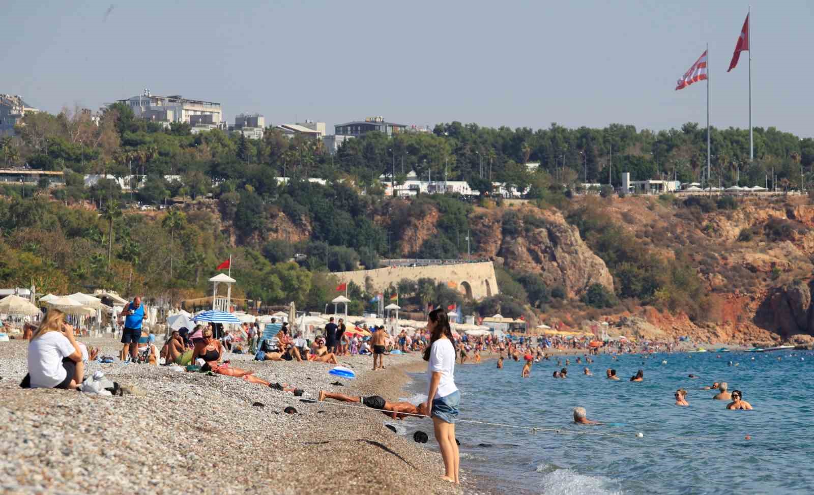 Türkiye kışı yaşarken, Antalya’da yazdan kalma günler devam ediyor