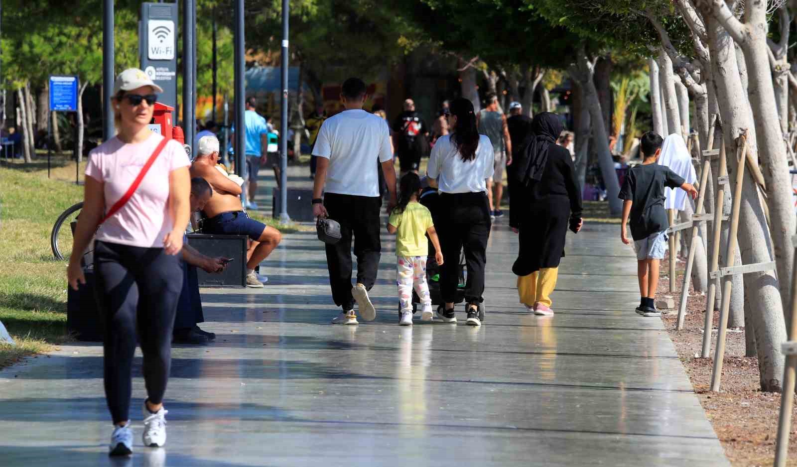 Türkiye kışı yaşarken, Antalya’da yazdan kalma günler devam ediyor