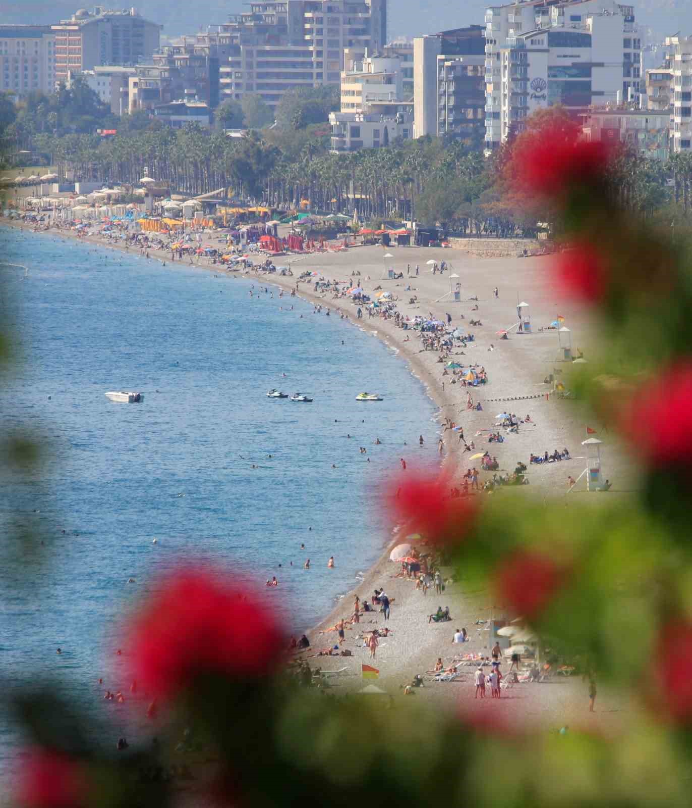 Türkiye kışı yaşarken, Antalya’da yazdan kalma günler devam ediyor