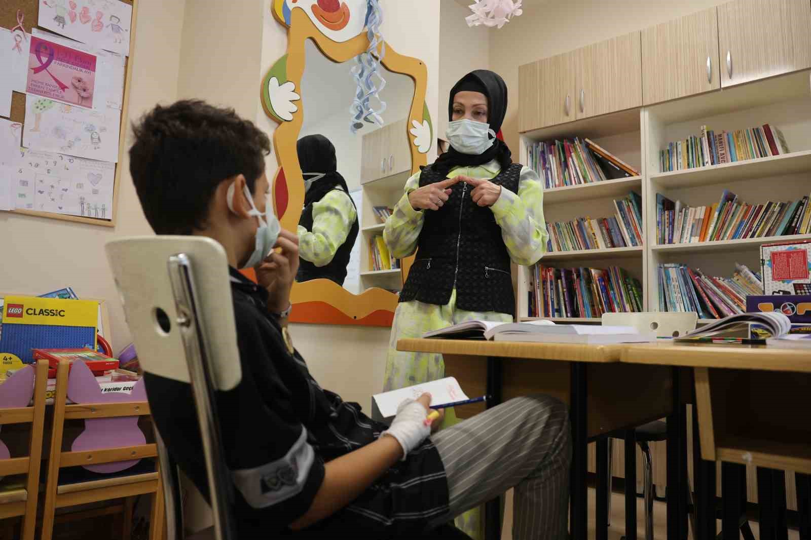 Kanseri yenen Hatice öğretmen hastanede minik kalplere umut oluyor