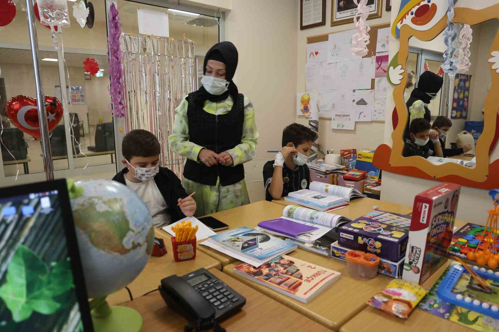 Kanseri yenen Hatice öğretmen hastanede minik kalplere umut oluyor