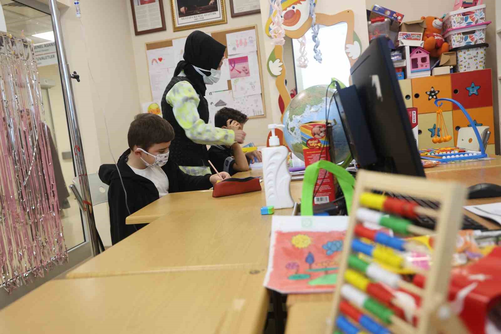 Kanseri yenen Hatice öğretmen hastanede minik kalplere umut oluyor