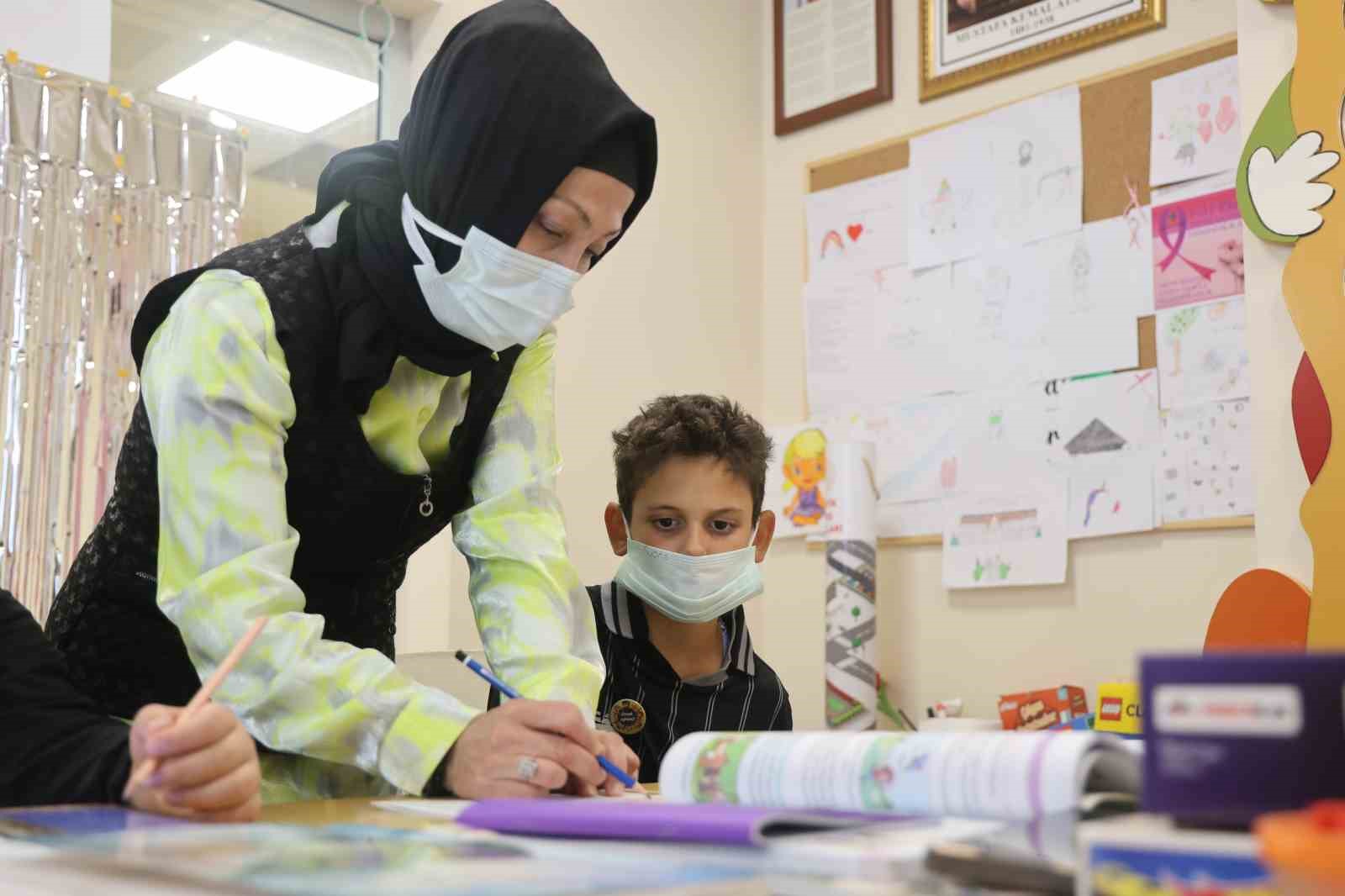 Kanseri yenen Hatice öğretmen hastanede minik kalplere umut oluyor