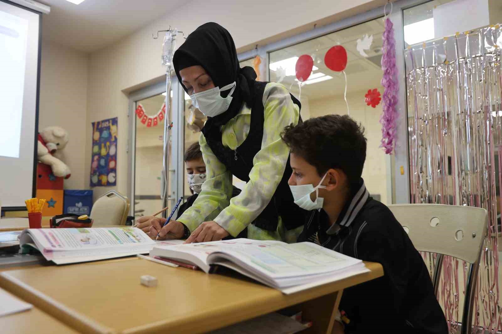 Kanseri yenen Hatice öğretmen hastanede minik kalplere umut oluyor