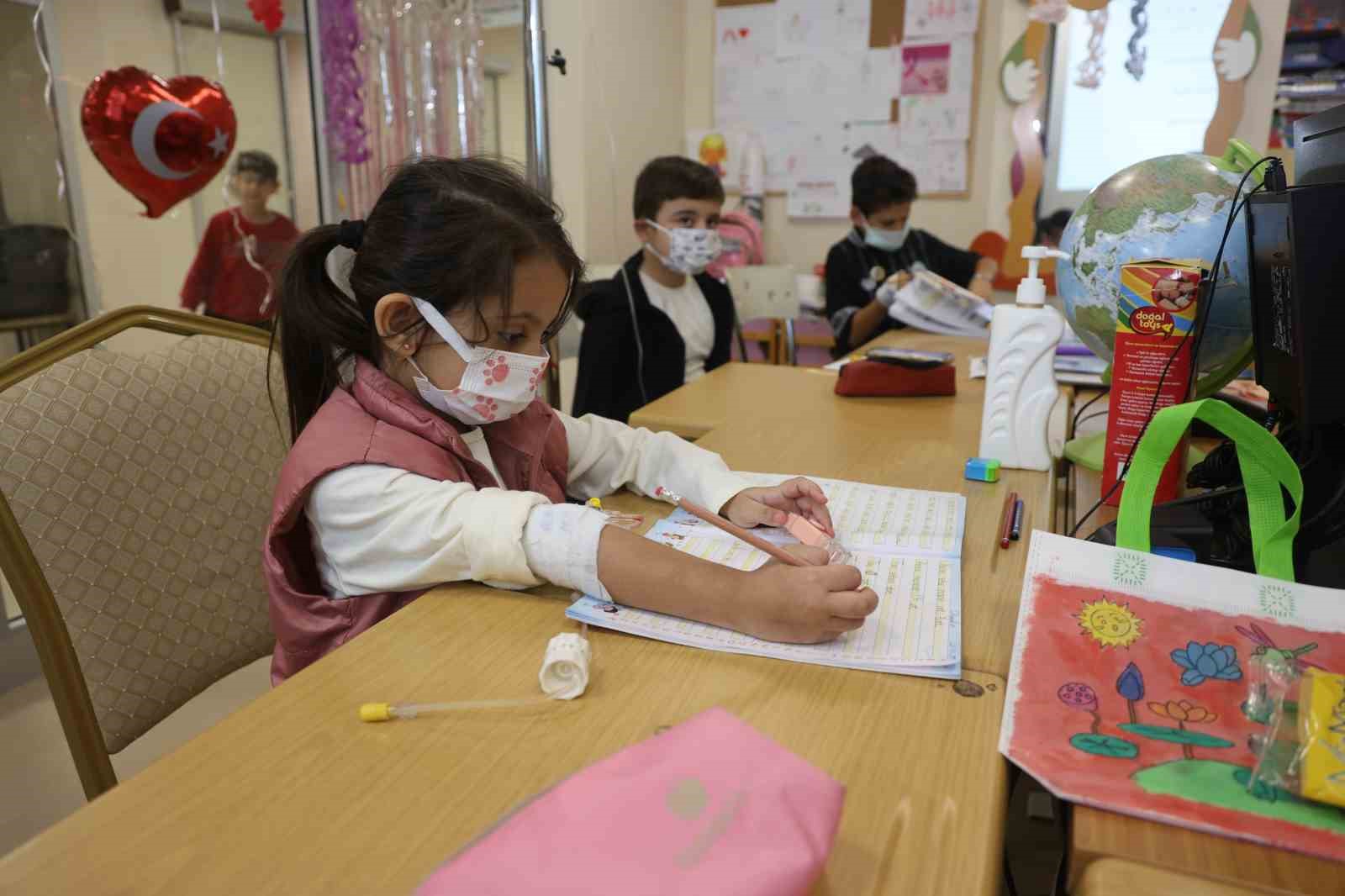 Kanseri yenen Hatice öğretmen hastanede minik kalplere umut oluyor