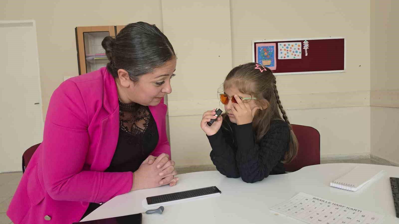 Kalbi küçük, azmi büyük: Defne’nin öğrenme mücadelesi ilham oldu