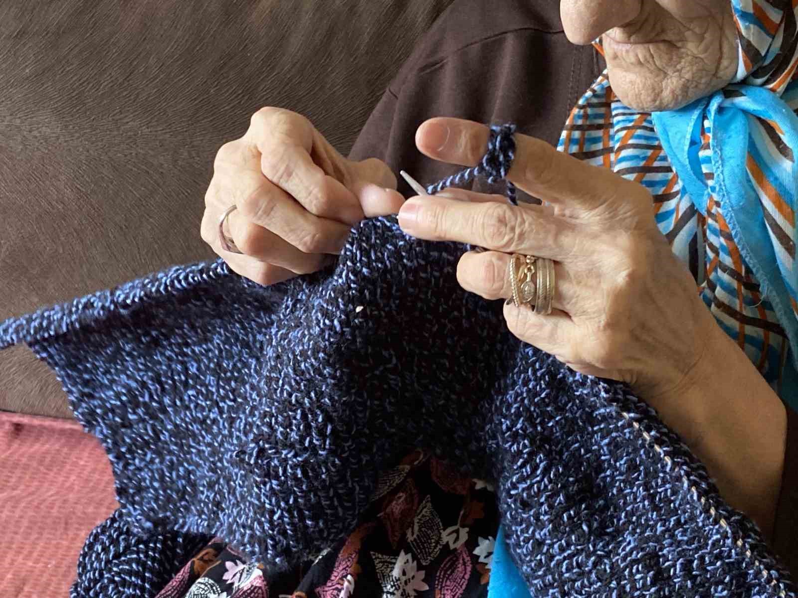 Bir gözü görmeyen 70 yaşındaki Sema teyze kitap okumaktan ve örgü örmekten vazgeçmiyor