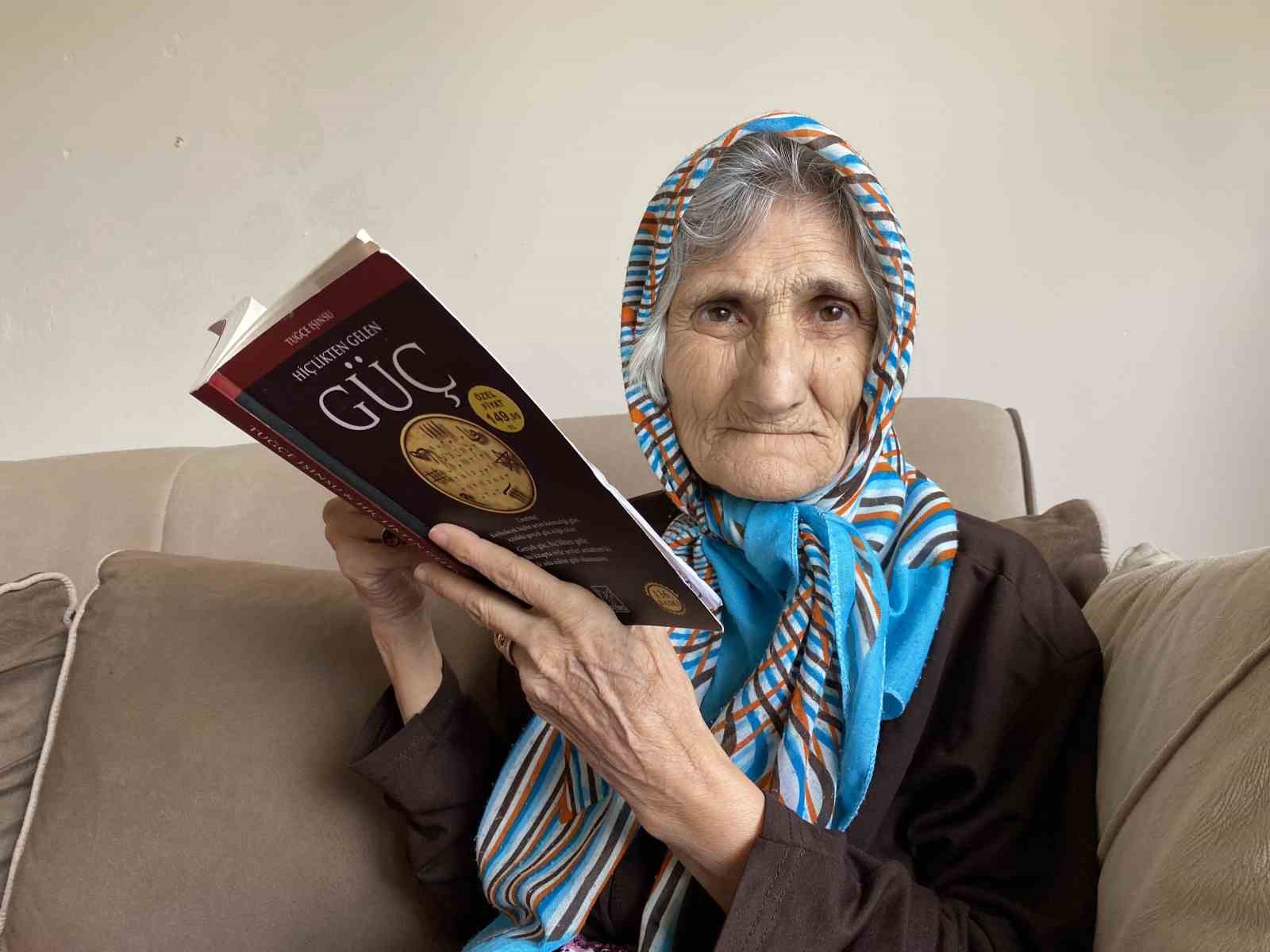 Bir gözü görmeyen 70 yaşındaki Sema teyze kitap okumaktan ve örgü örmekten vazgeçmiyor