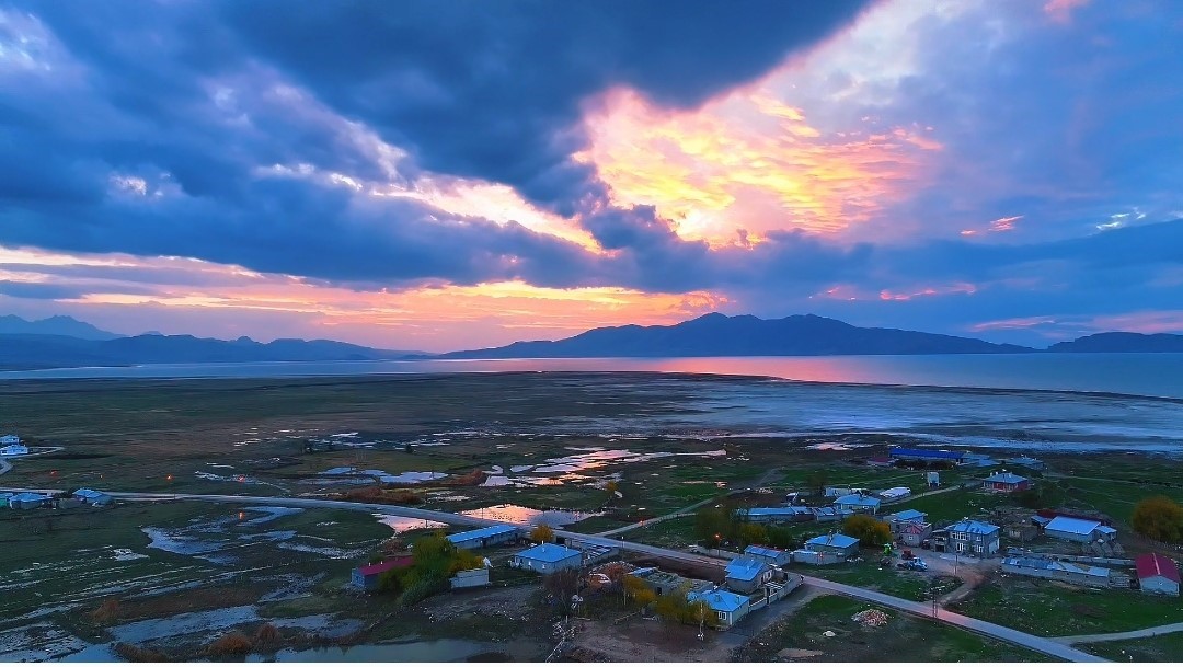 Erçek Gölü’nde muhteşem günbatımı