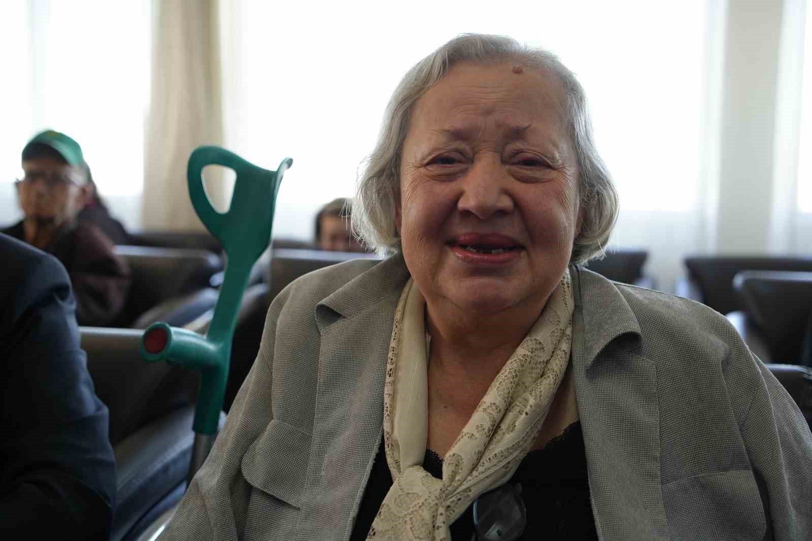 Huzurevinde öğrencilerden emekli öğretmenlere gönülleri ısıtan sürpriz: Gözyaşları sel oldu