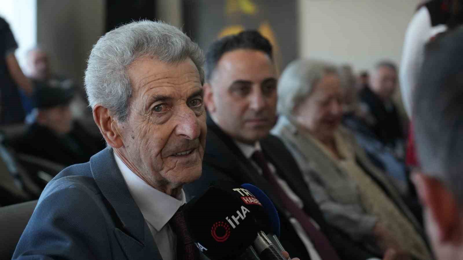 Huzurevinde öğrencilerden emekli öğretmenlere gönülleri ısıtan sürpriz: Gözyaşları sel oldu