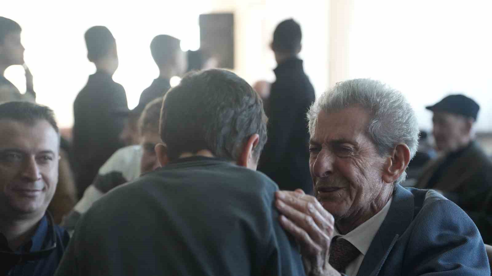 Huzurevinde öğrencilerden emekli öğretmenlere gönülleri ısıtan sürpriz: Gözyaşları sel oldu