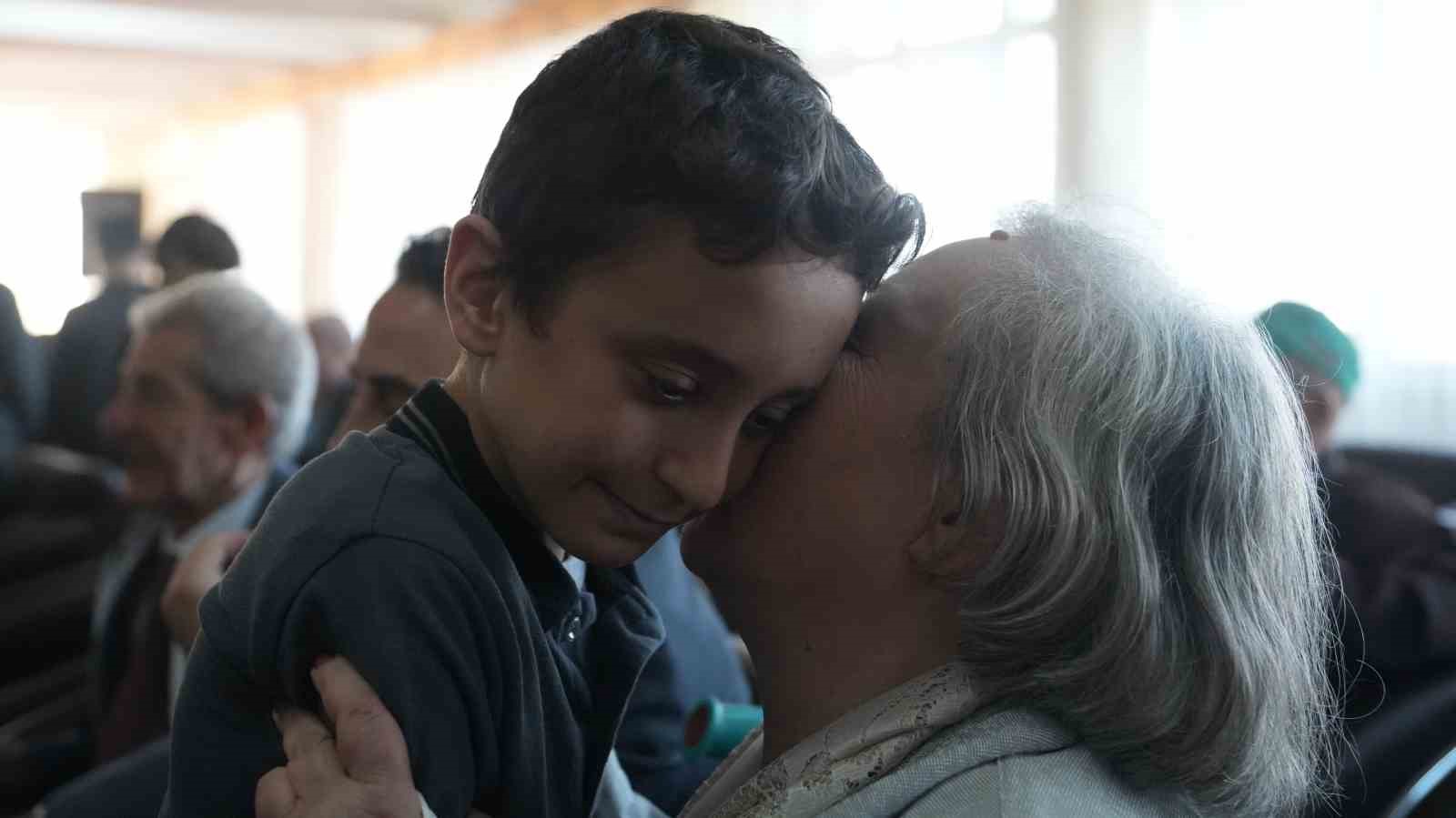 Huzurevinde öğrencilerden emekli öğretmenlere gönülleri ısıtan sürpriz: Gözyaşları sel oldu