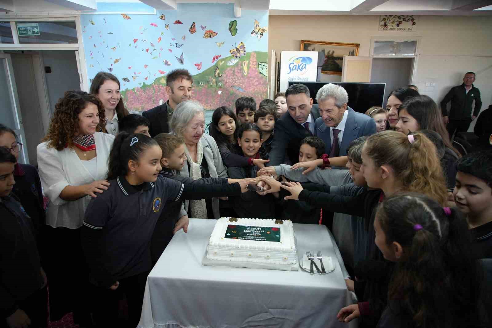 Huzurevinde öğrencilerden emekli öğretmenlere gönülleri ısıtan sürpriz: Gözyaşları sel oldu