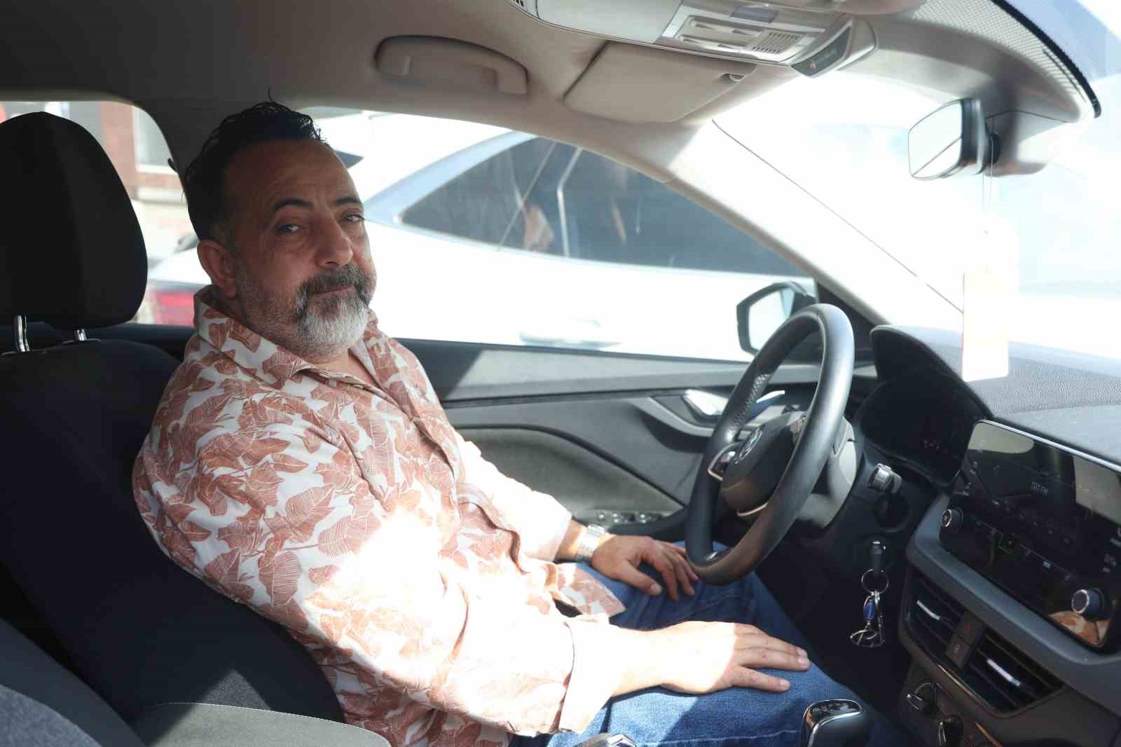 Aracını satmak isterken dolandırıcının tuzağına düşen vatandaş, bakiyesi yetersiz olunca dolandırılmaktan kurtuldu