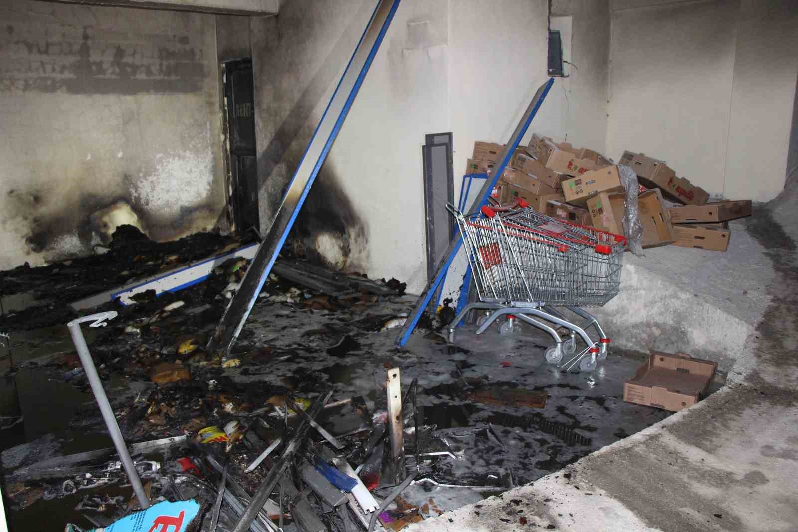 Amasya’da korkutan yangın: Marketi duman kapladı