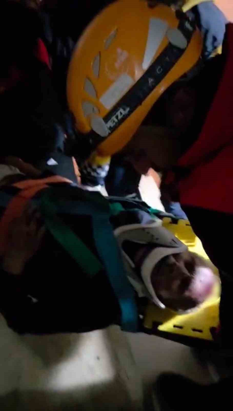 Apartman boşluğuna düşerek yaralanan yaşlı adamı ekipler kurtardı