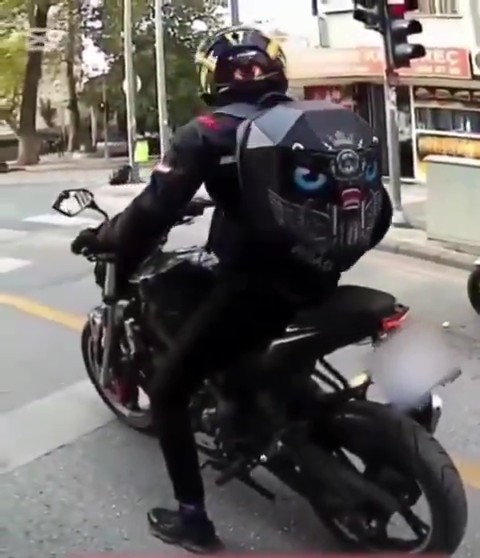 Uyanık sürücü yaptığı düzenekle plakasını gizledi