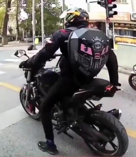 Uyanık sürücü yaptığı düzenekle plakasını gizledi