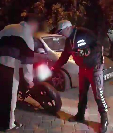 Uyanık sürücü yaptığı düzenekle plakasını gizledi