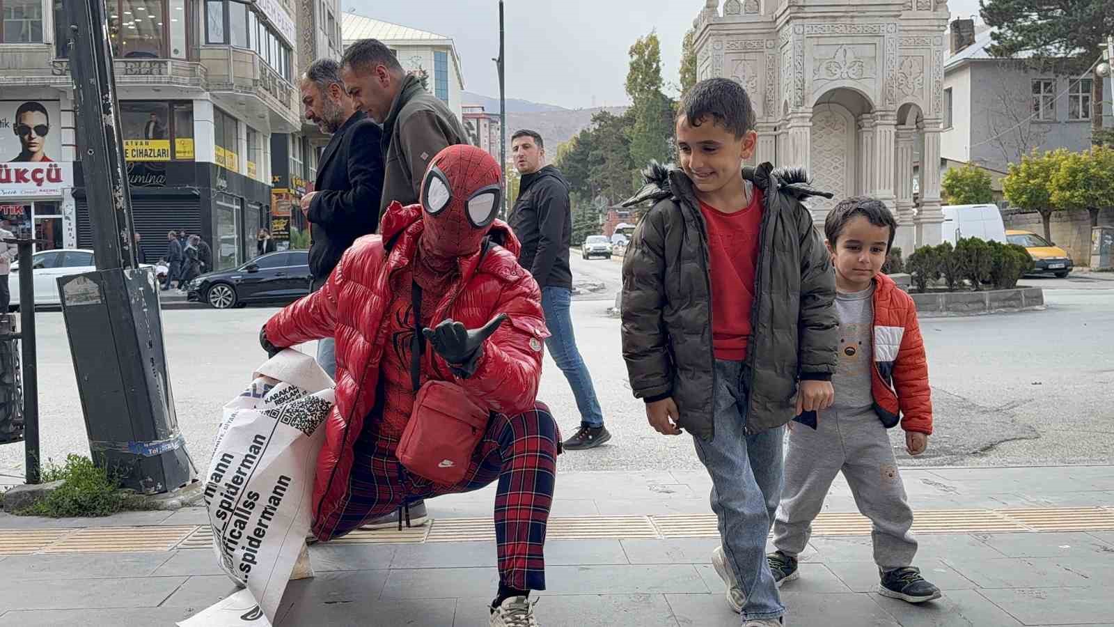 İzmirli Spiderman’den Van Gölü’ne dikkat çeken dalış