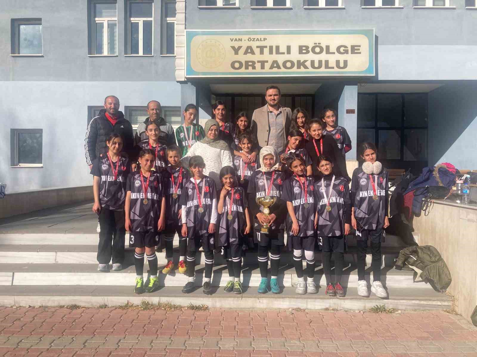 Özalplı kız futbol takımı il birincisi oldu