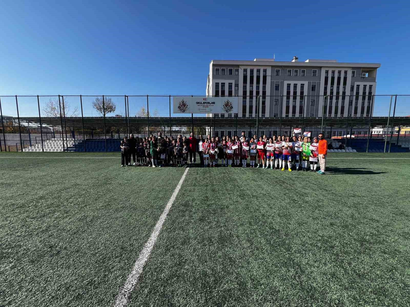 Özalplı kız futbol takımı il birincisi oldu
