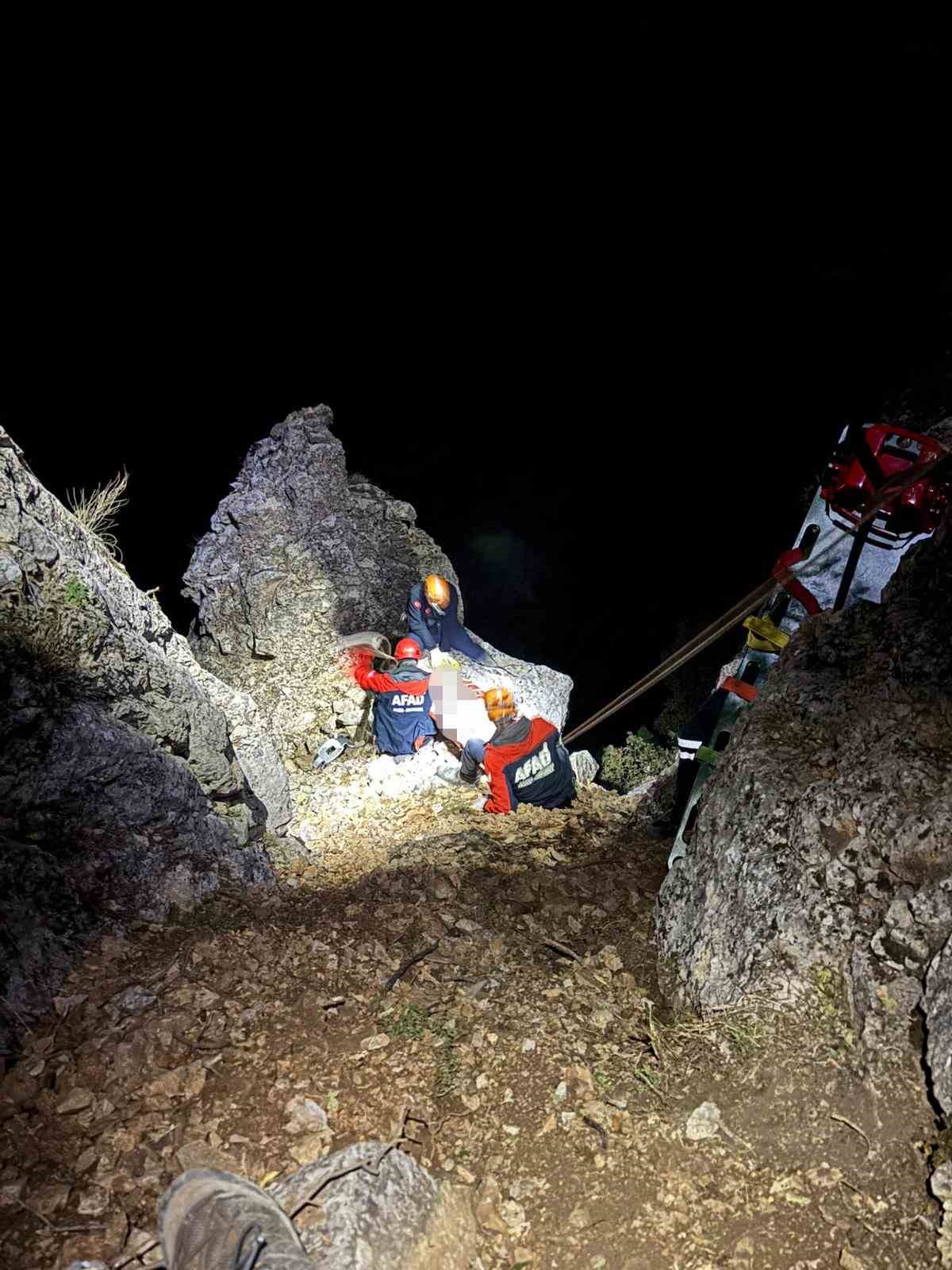 Karaman’da kayalıklardan düşen genç hayatını kaybetti