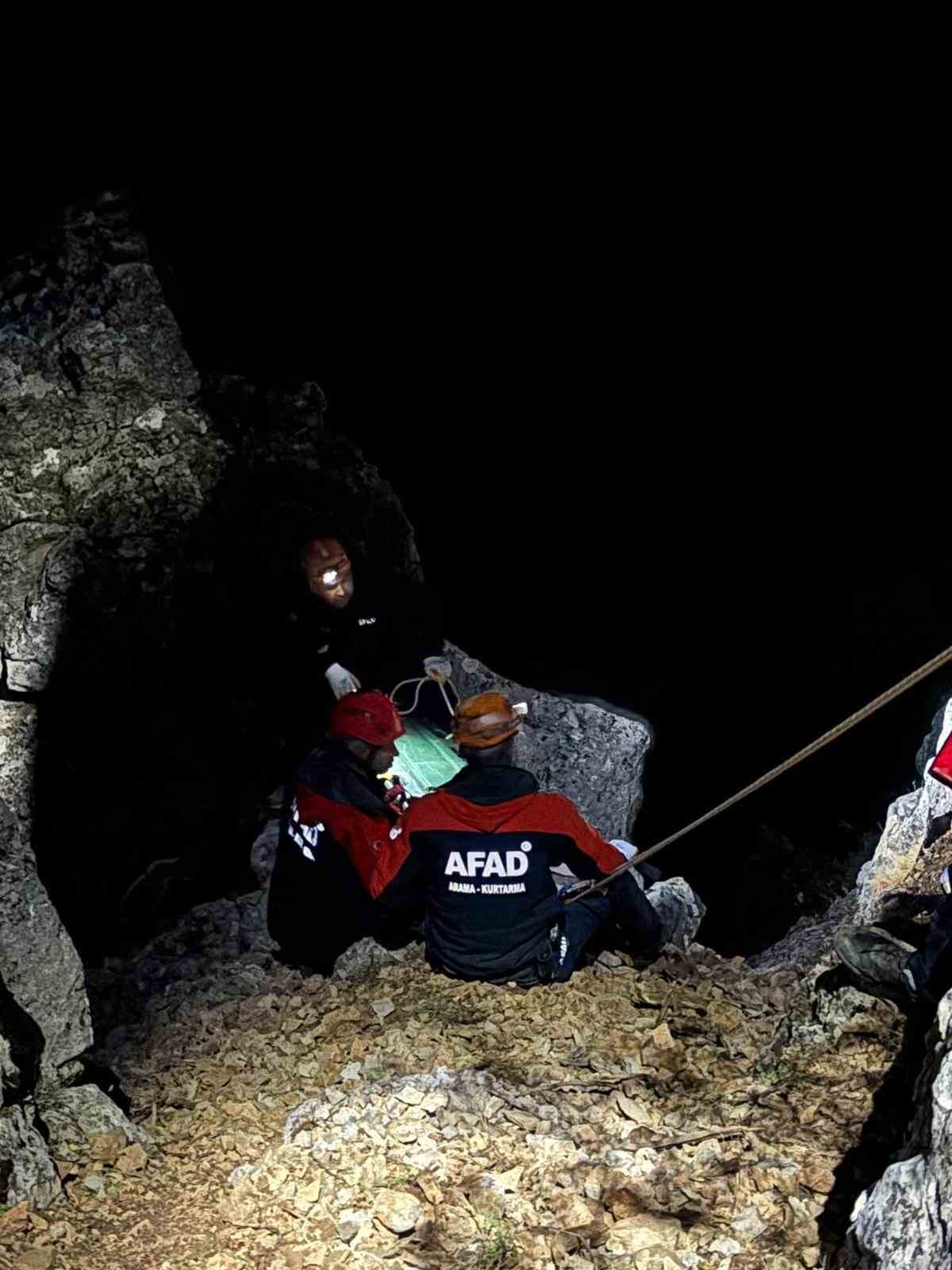 Karaman’da kayalıklardan düşen genç hayatını kaybetti