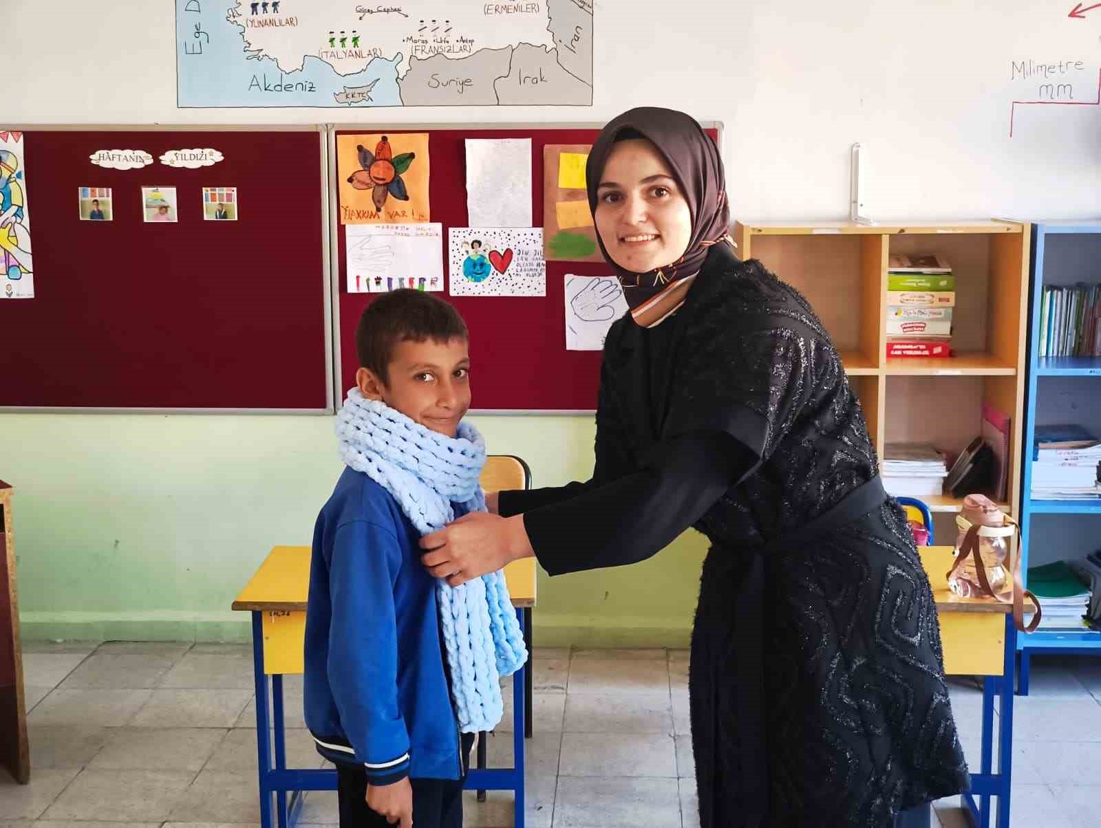 Öğrenciler kendi atkılarını örerek kışa hazırlanıyor