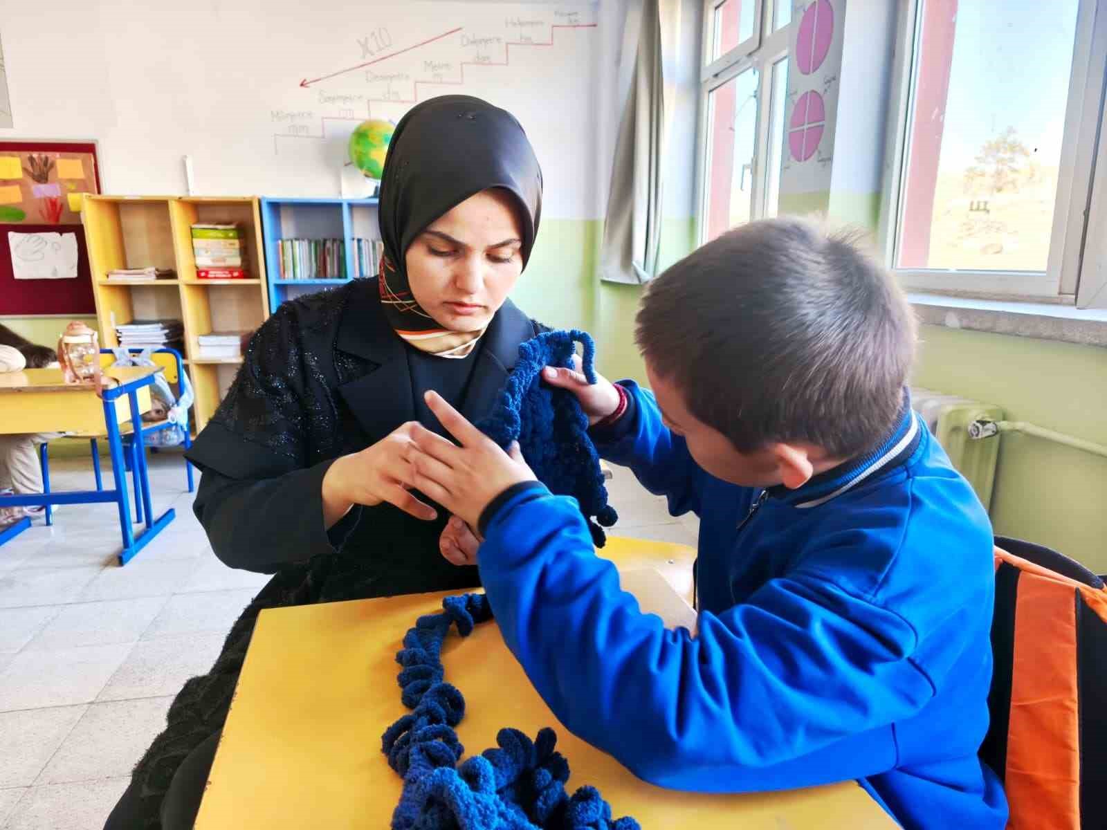 Öğrenciler kendi atkılarını örerek kışa hazırlanıyor