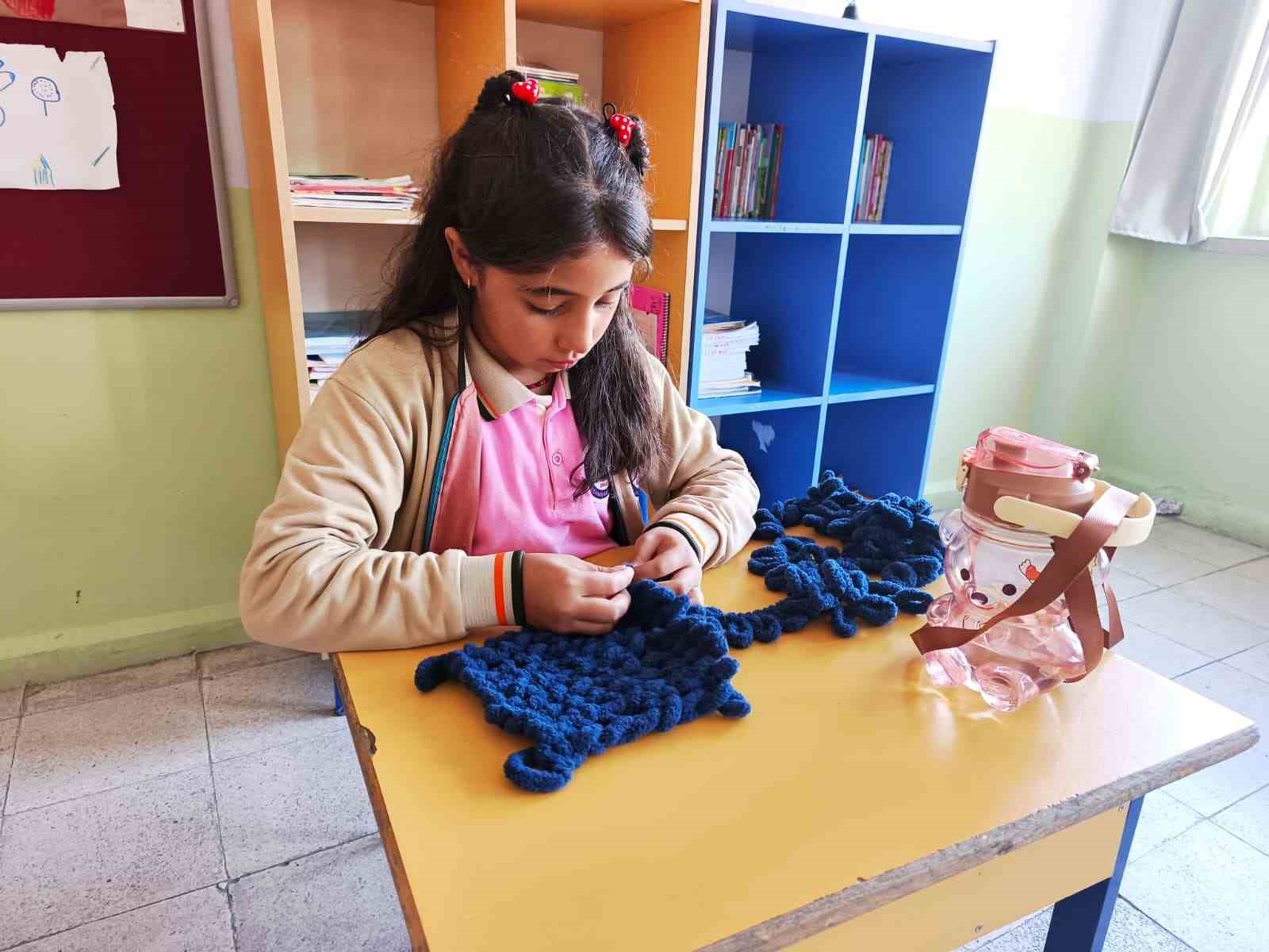 Öğrenciler kendi atkılarını örerek kışa hazırlanıyor