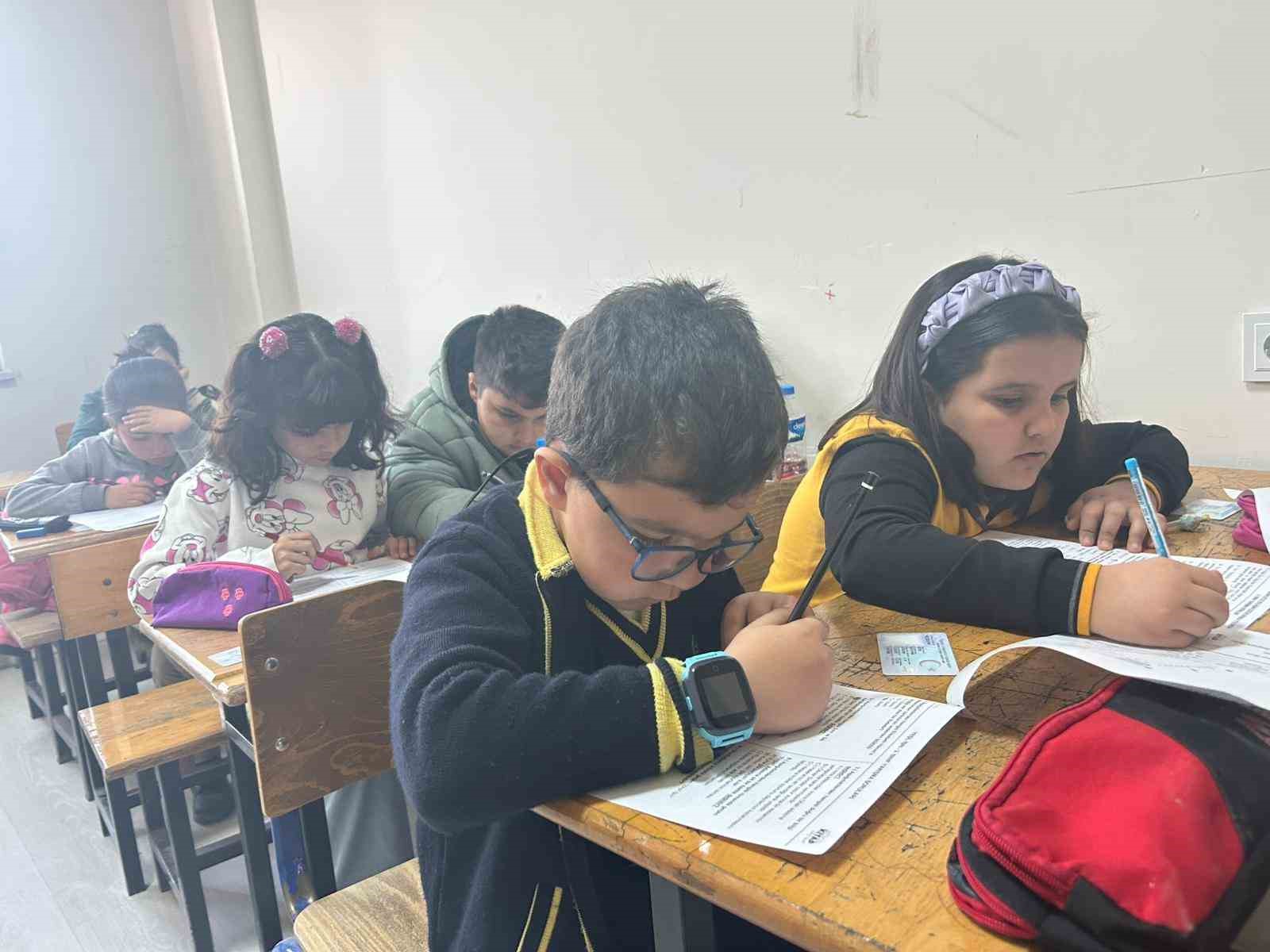 Vanlı öğrenciler ve yetişkinler kitap okuma yarışmasında buluştu