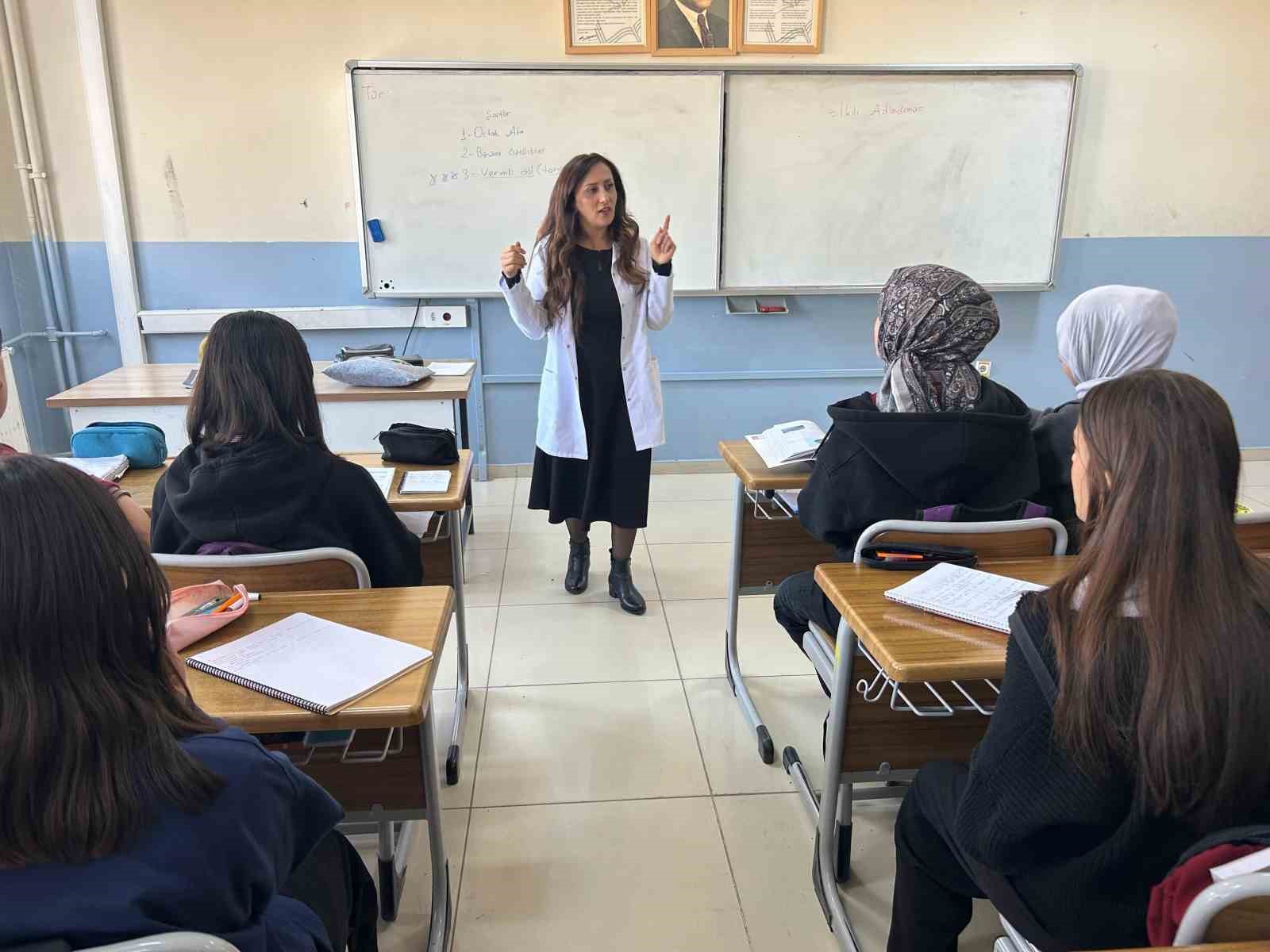 Koreceyi kendi çabasıyla öğrenen Vanlı öğretmen öğrencilerine ilham oluyor