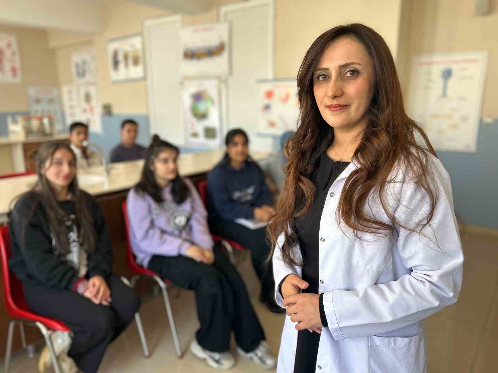 Koreceyi kendi çabasıyla öğrenen Vanlı öğretmen öğrencilerine ilham oluyor