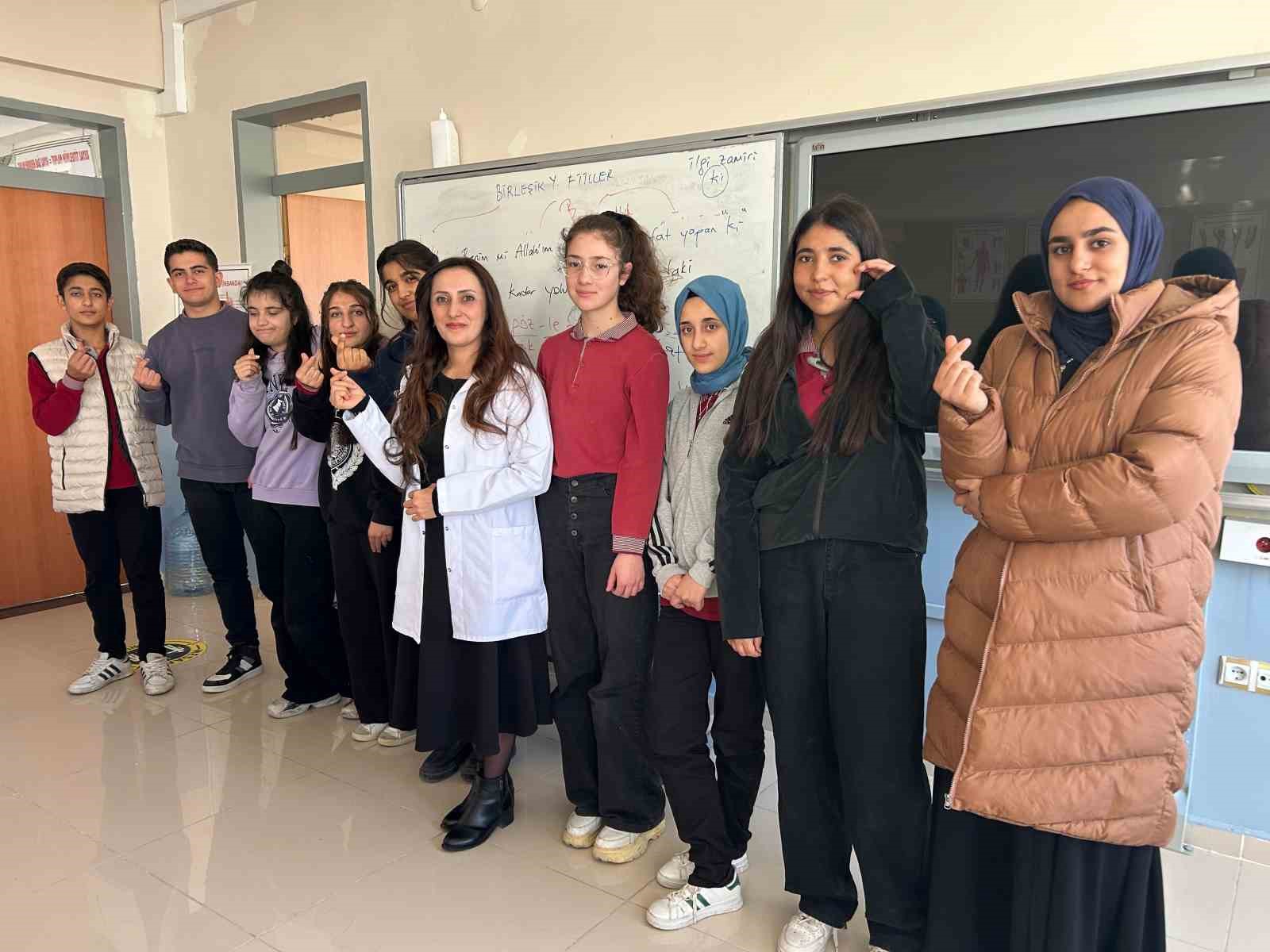 Koreceyi kendi çabasıyla öğrenen Vanlı öğretmen öğrencilerine ilham oluyor