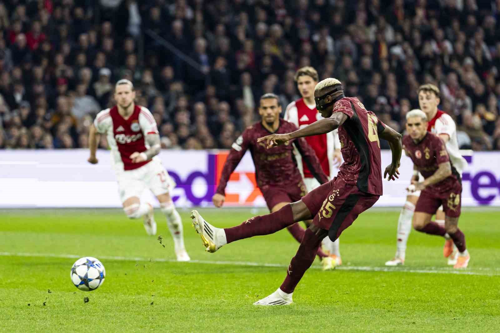 Victor Osimhen, UEFA Şampiyonlar Ligi’nde gol krallığına yükseldi