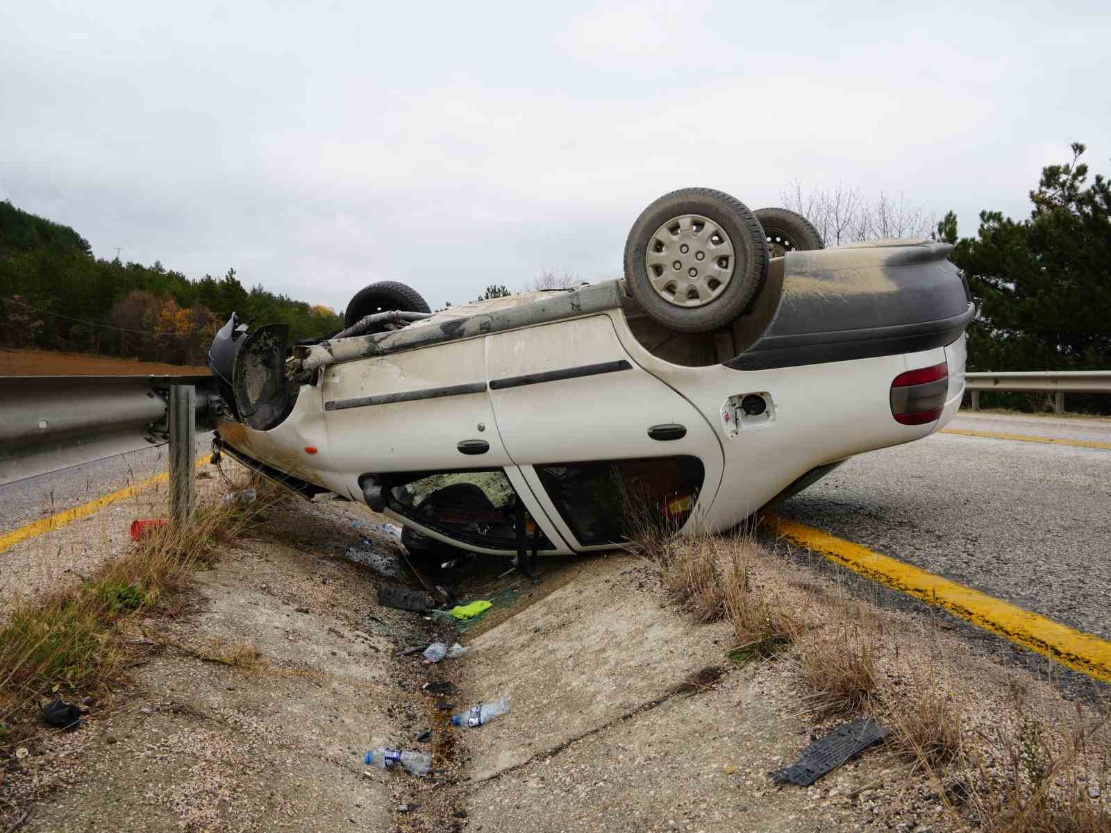 Takla atan otomobil alev aldı: 2 yaralı