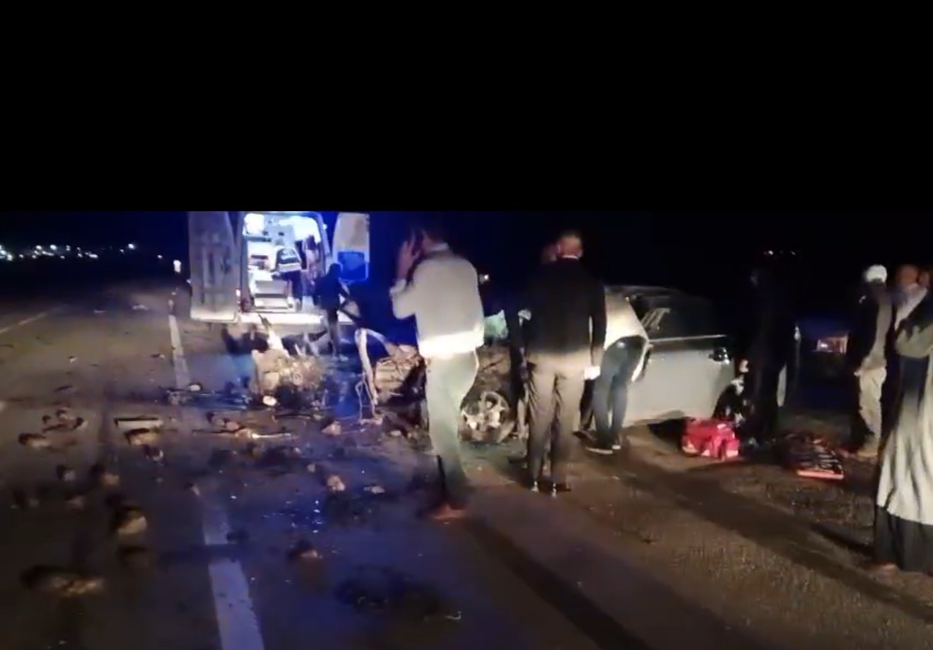 Tırın dorsesine çarpan otomobil hurda yığınına döndü: Sıkışan sürücü güçlükle kurtarıldı