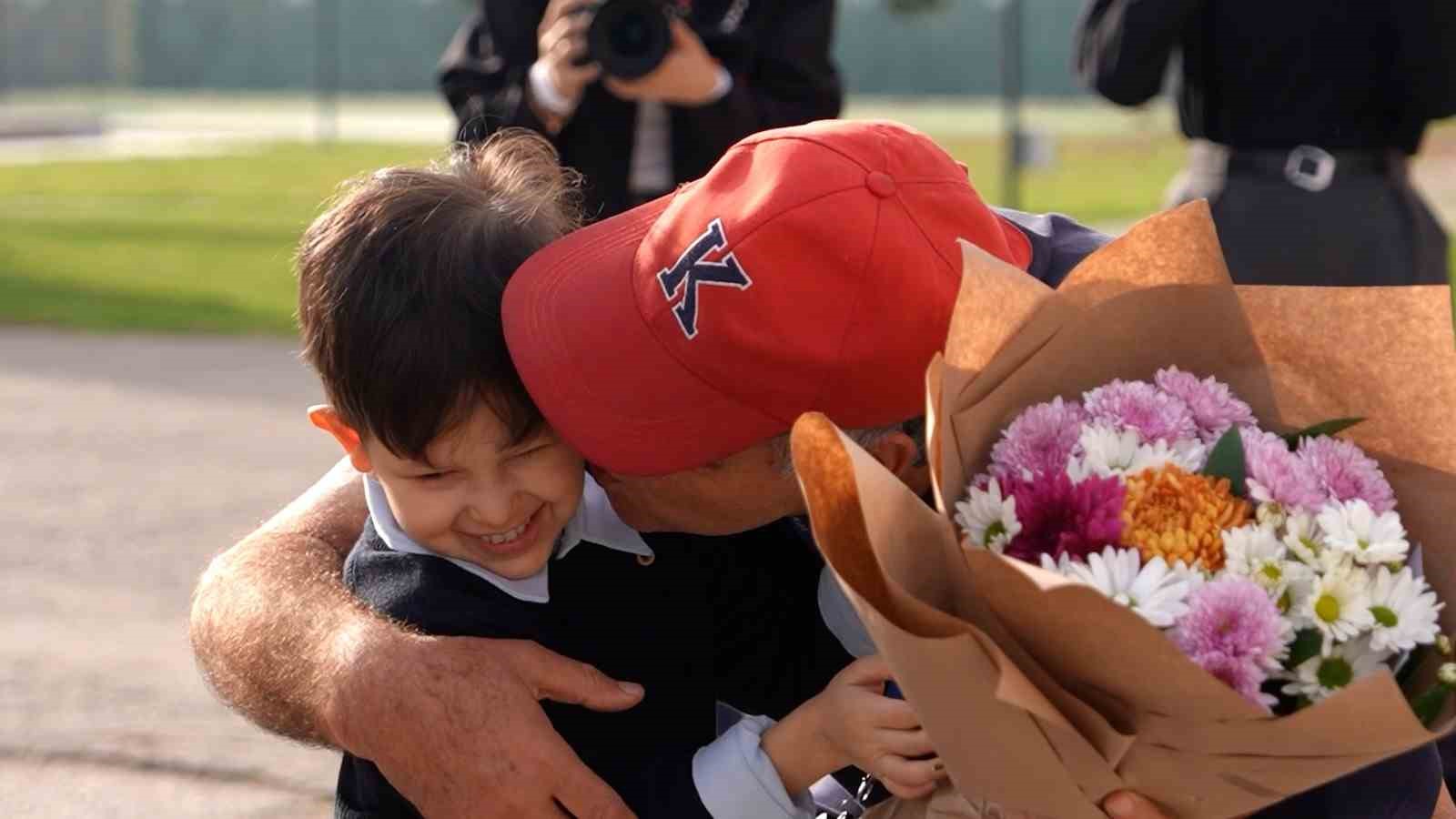 Yürüyüşü ile fenomen olan öğretmene sürpriz