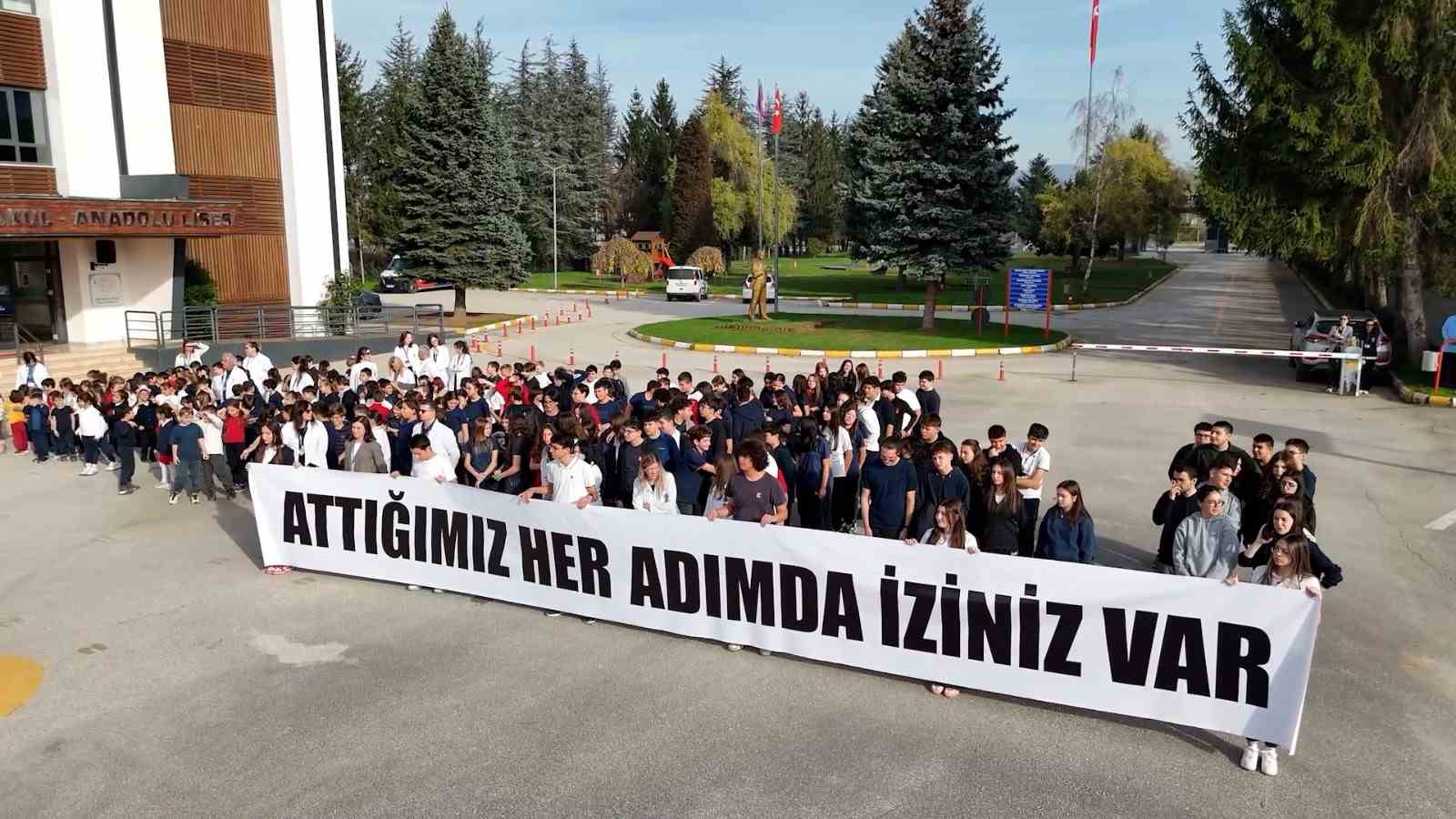 Yürüyüşü ile fenomen olan öğretmene sürpriz