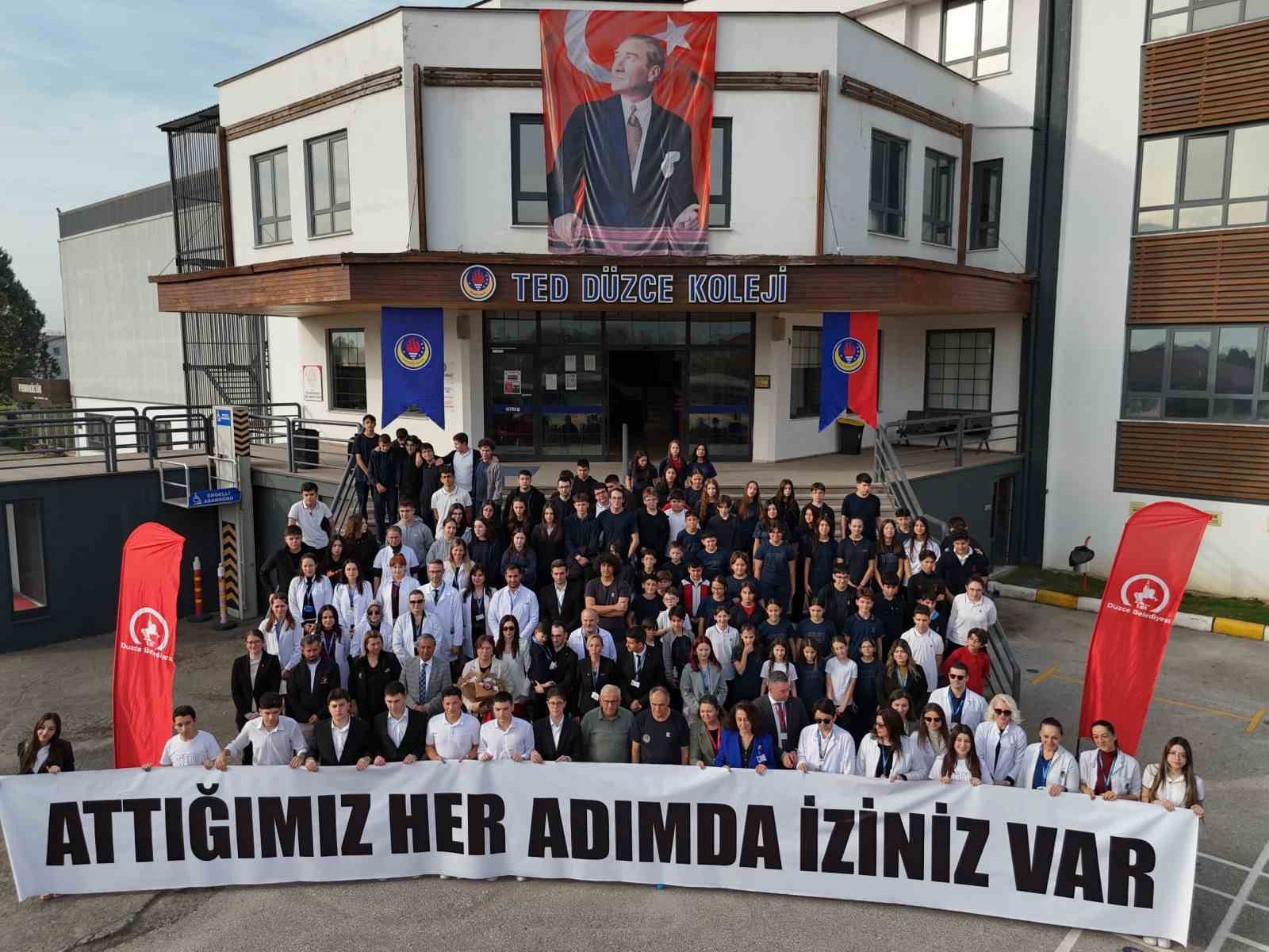 Yürüyüşü ile fenomen olan öğretmene sürpriz