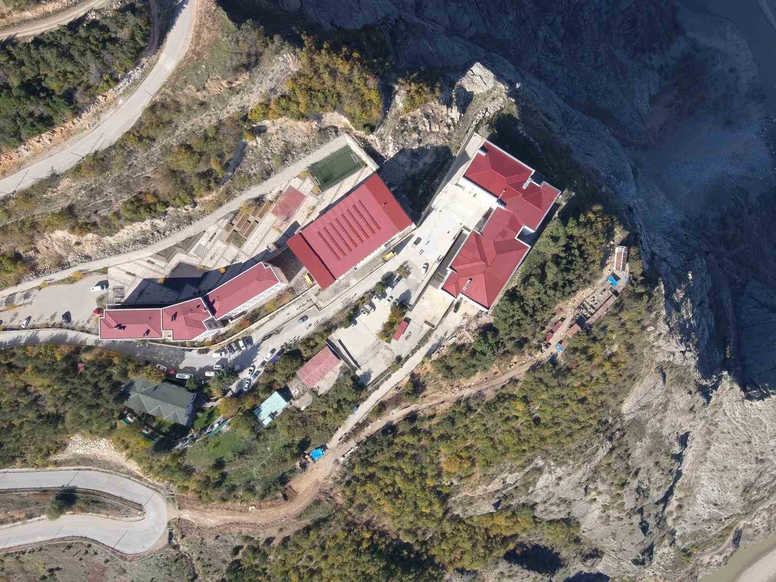 Artvin’de kaya kopması paniğe neden oldu: İki lise tahliye edildi