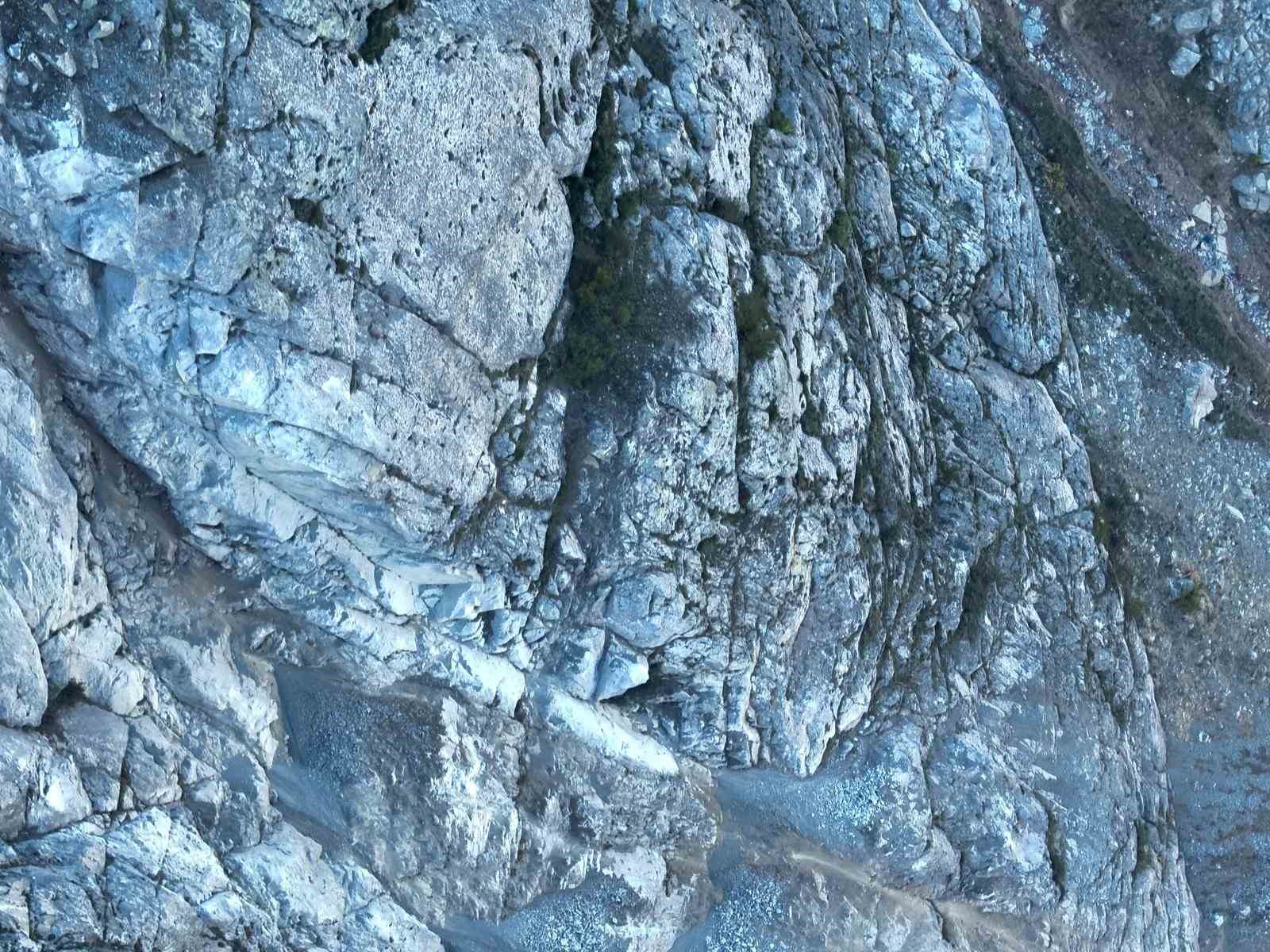 Artvin’de kaya kopması paniğe neden oldu: İki lise tahliye edildi