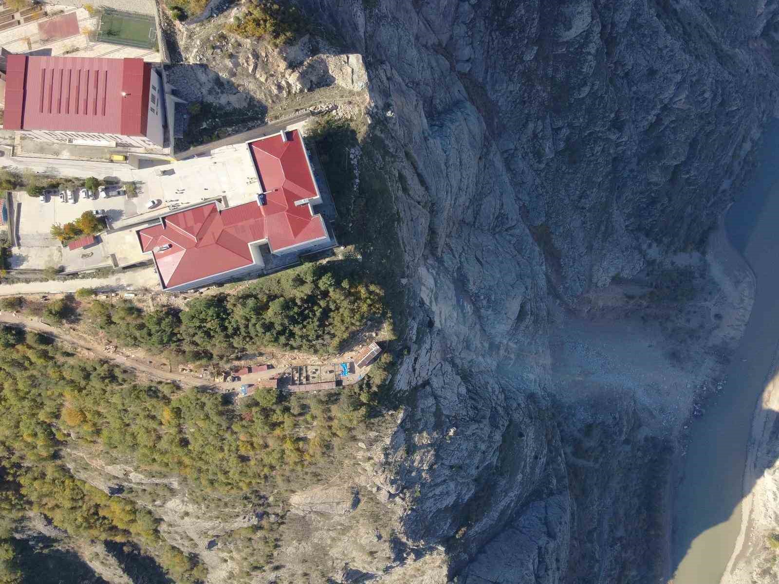 Artvin’de kaya kopması paniğe neden oldu: İki lise tahliye edildi