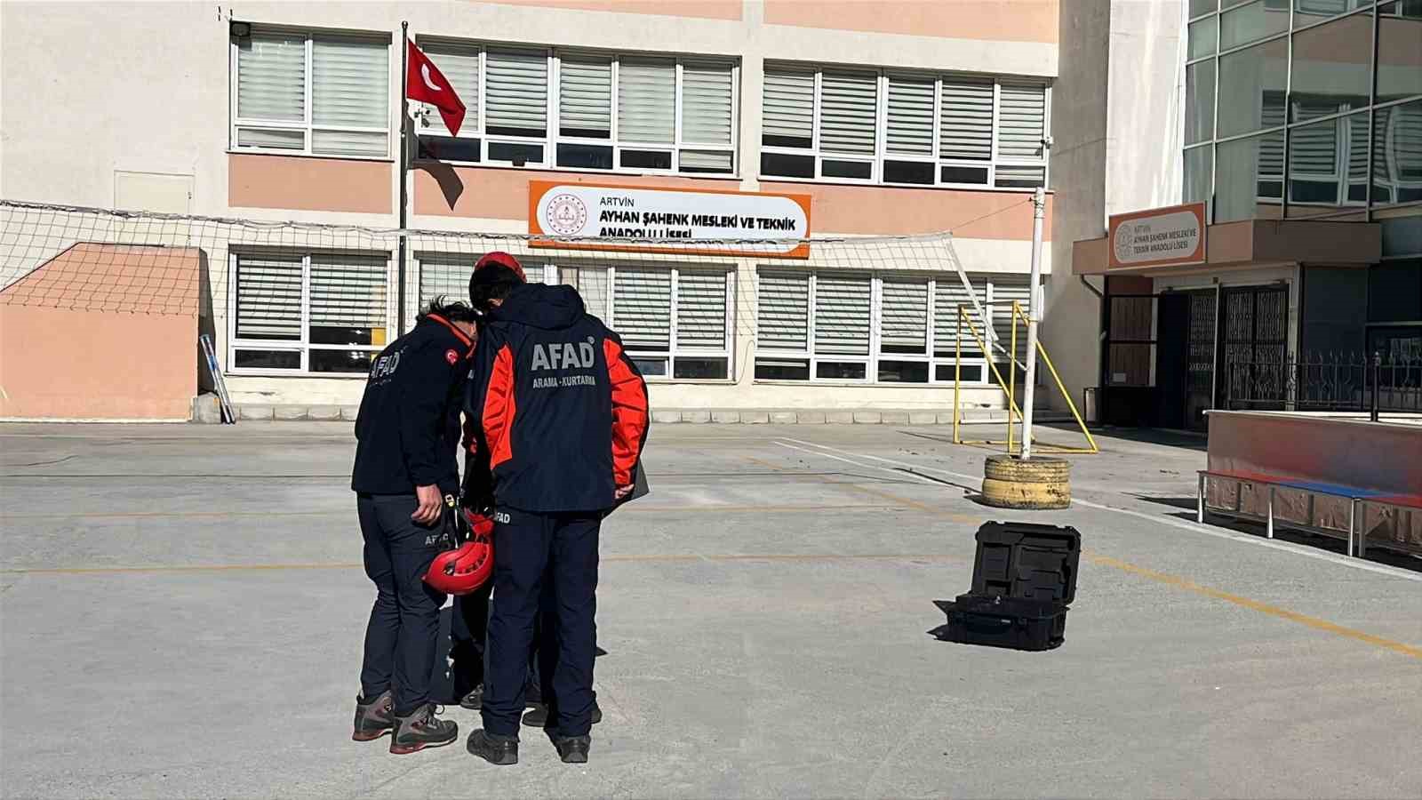 Artvin’de kaya kopması paniğe neden oldu: İki lise tahliye edildi