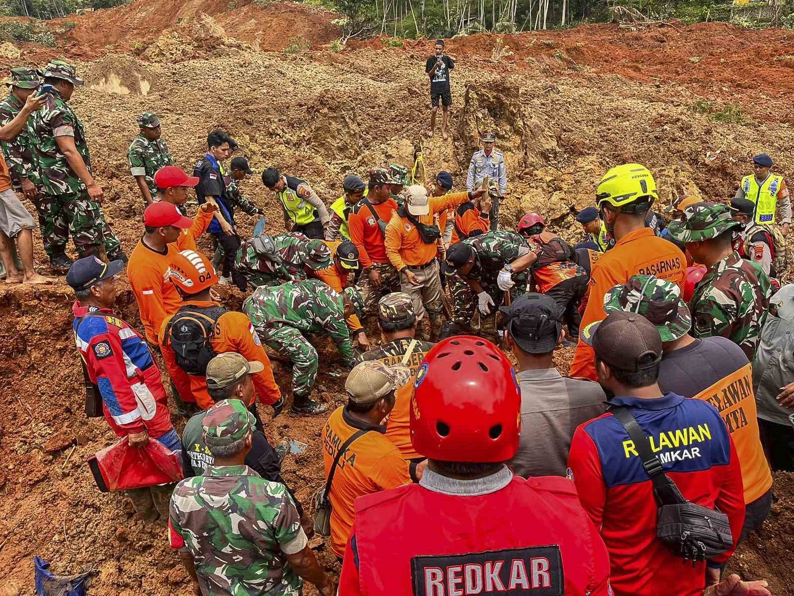 Endonezya’da heyelan faciası: 6 ölü, 17 kayıp